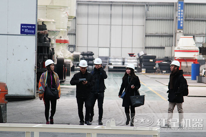 客戶到紅星機器廠區(qū)考察設(shè)備 客戶到紅星機器廠區(qū)考察設(shè)備