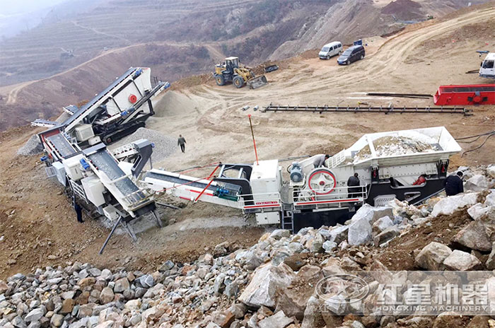 移動式大型石頭破碎機(jī)加工現(xiàn)場 移動式大型石頭破碎機(jī)加工現(xiàn)場