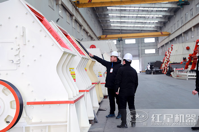 客戶來(lái)紅星廠區(qū)多面了解大型號(hào)錘破機(jī) 客戶來(lái)紅星廠區(qū)多面了解大型號(hào)錘破機(jī)
