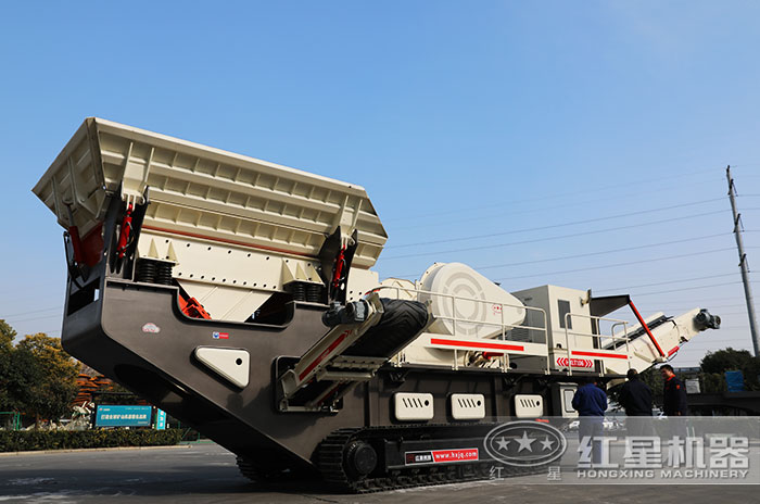 客戶到廠參觀移動(dòng)破石機(jī)設(shè)備