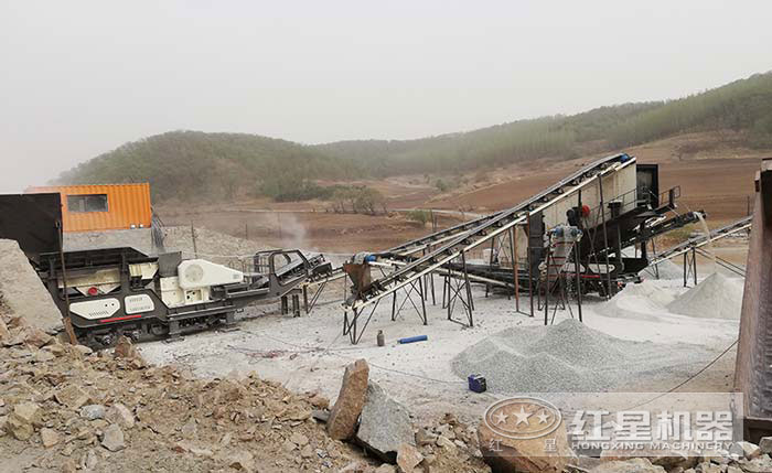 二合一移動(dòng)破石機(jī)作業(yè)現(xiàn)場