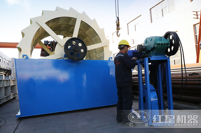 紅星機器專業(yè)技術(shù)人員現(xiàn)場調(diào)試設(shè)備