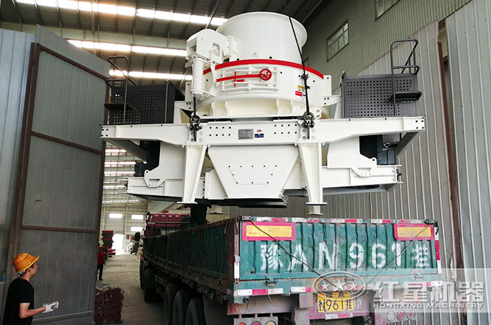 時產(chǎn)200噸左右的環(huán)保型制砂機現(xiàn)場發(fā)貨