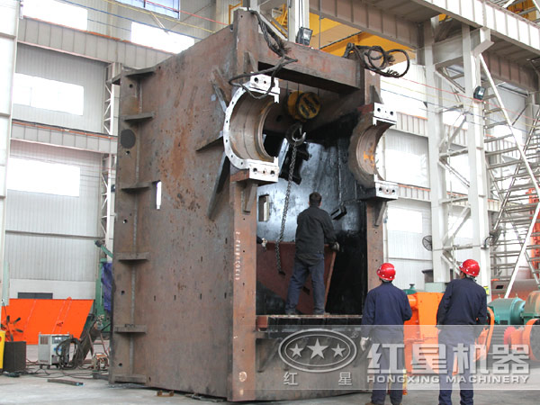 紅星機(jī)器顎式破碎機(jī)鑄造現(xiàn)場(chǎng)