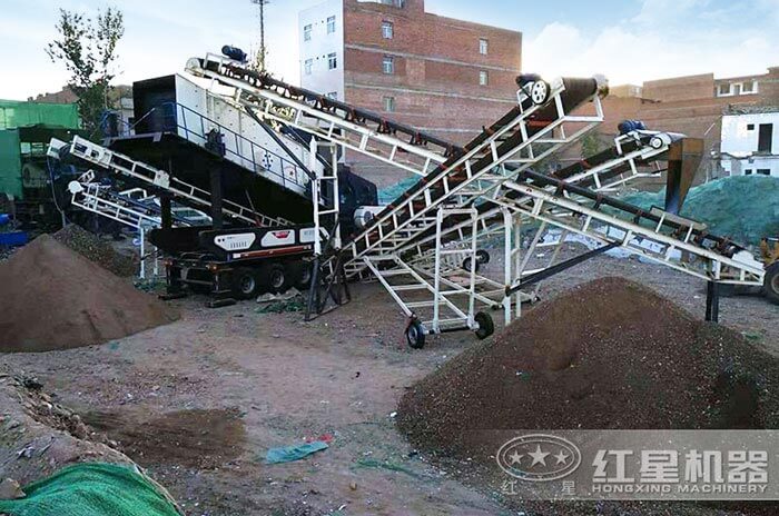 車載移動(dòng)破碎機(jī)加工現(xiàn)場(chǎng)