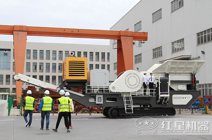 客戶到廠參觀移動式建筑骨料破碎機 客戶到廠參觀移動式建筑骨料破碎機