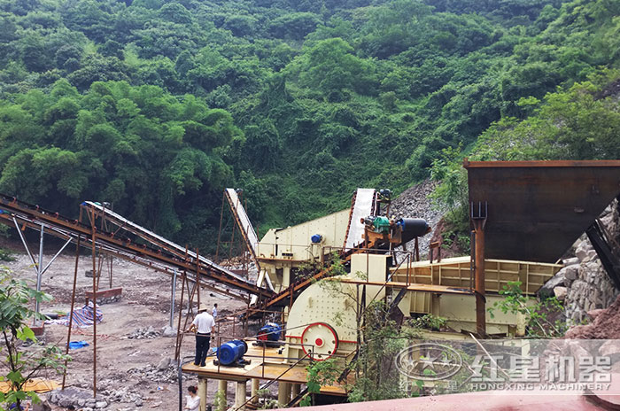 錘式破碎機加工現(xiàn)場 錘式破碎機加工現(xiàn)場