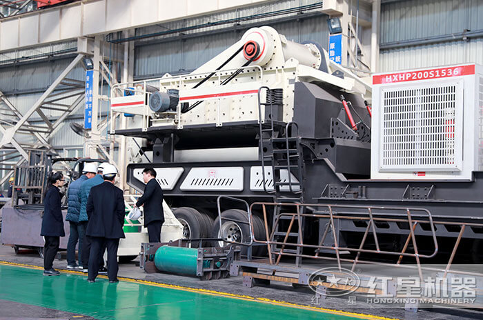 專業(yè)技術(shù)人員為客戶現(xiàn)場(chǎng)介紹合適設(shè)備 專業(yè)技術(shù)人員為客戶現(xiàn)場(chǎng)介紹合適設(shè)備