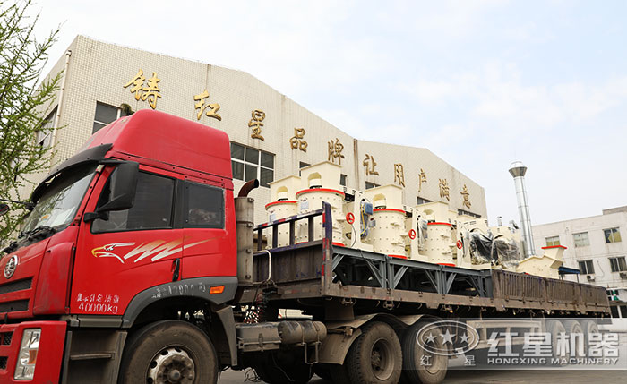 小型復合式碎石機發(fā)貨現場