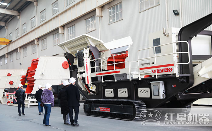 客戶到紅星廠區(qū)參觀移動沙石粉碎機