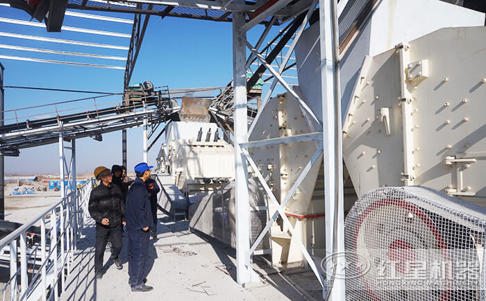 專業(yè)維護(hù)人員定期維護(hù)設(shè)備 專業(yè)維護(hù)人員定期維護(hù)設(shè)備