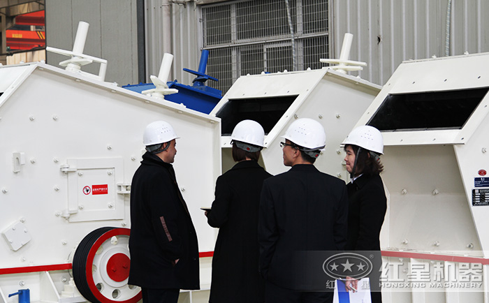 客戶到紅星機(jī)器廠區(qū)參考察設(shè)備 客戶到紅星機(jī)器廠區(qū)參考察設(shè)備