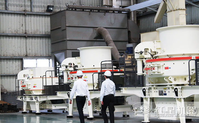 客戶到紅星機廠區(qū)參觀考察設備