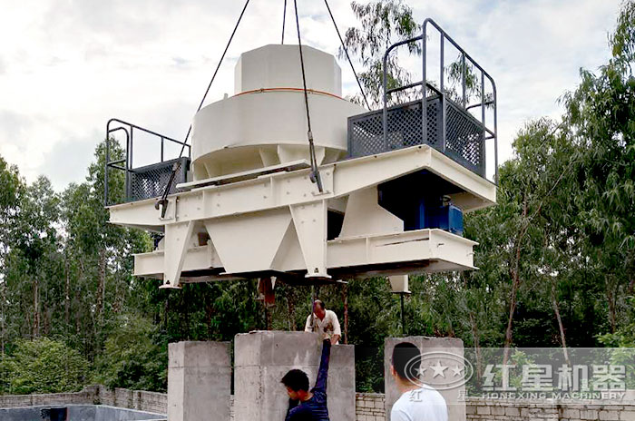 時產(chǎn)100噸石打石制沙機(jī)安裝現(xiàn)場