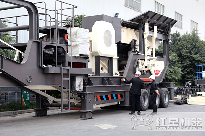 客戶到廠參觀，專業(yè)技術(shù)人員現(xiàn)場(chǎng)介紹設(shè)備