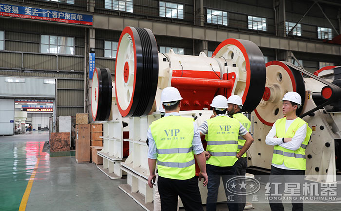 客戶到紅星機(jī)器廠區(qū)參觀設(shè)備