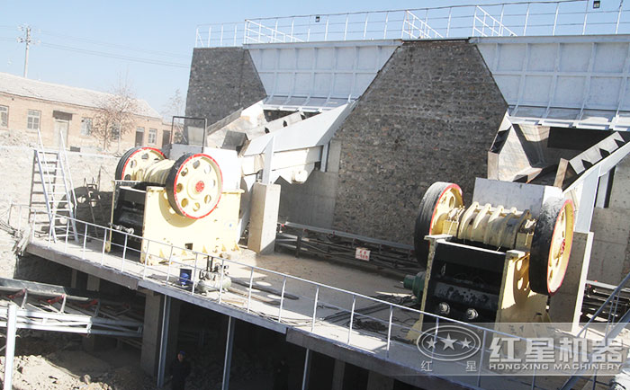 可以“打頭陣”的顎式破碎機(jī)設(shè)備加工現(xiàn)場(chǎng) 可以“打頭陣”的顎式破碎機(jī)設(shè)備加工現(xiàn)場(chǎng)