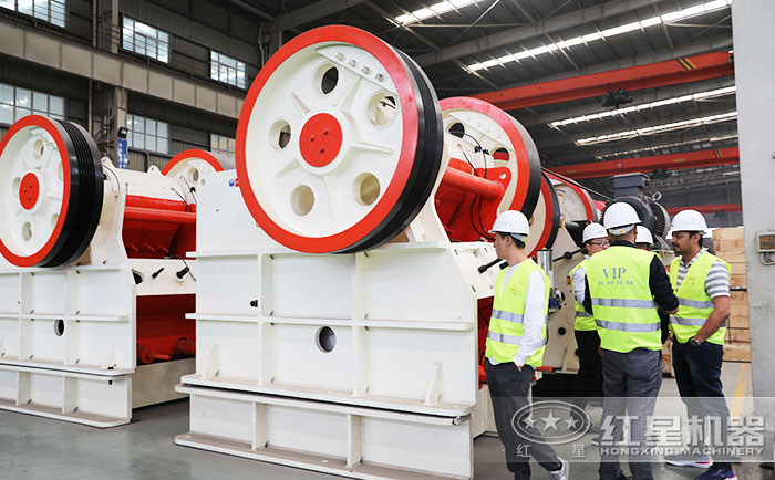 客戶(hù)到紅星機(jī)器現(xiàn)場(chǎng)參觀(guān)德版顎式破碎機(jī) 客戶(hù)到紅星機(jī)器現(xiàn)場(chǎng)參觀(guān)德版顎式破碎機(jī)