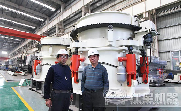 客戶到紅星機器廠區(qū)參觀圓錐破碎機