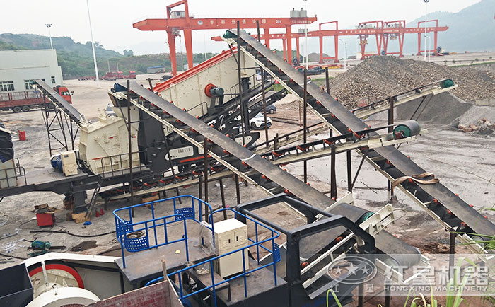 兩臺移動破碎機聯(lián)合作業(yè)生產沙子 兩臺移動破碎機聯(lián)合作業(yè)生產沙子