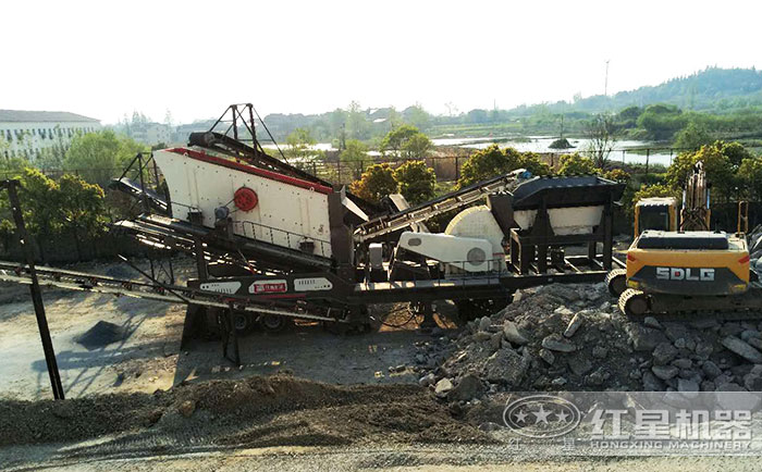 單臺移動錘式破碎機刻石子加工現場
