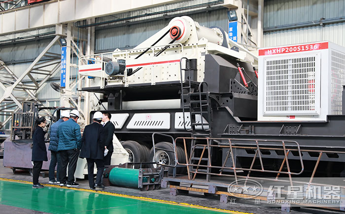 客戶(hù)到紅星機(jī)器廠區(qū)參觀考察設(shè)備