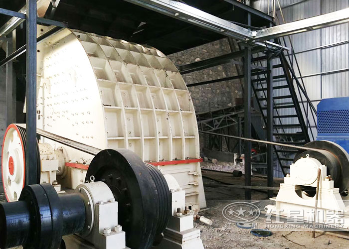 大型錘式碎石機加工現(xiàn)場 大型錘式碎石機加工現(xiàn)場