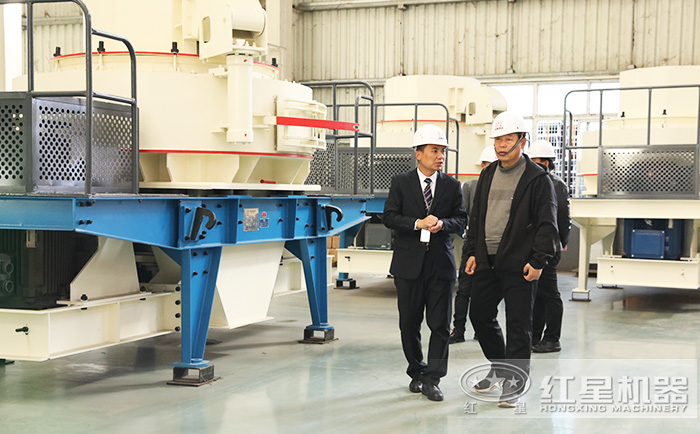 客戶到紅星機器廠區(qū)參觀考察人造沙設備 客戶到紅星機器廠區(qū)參觀考察人造沙設備