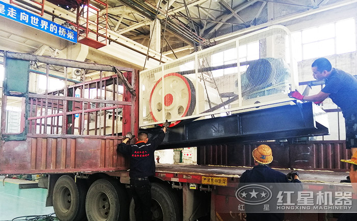 紅星機器大型液壓對輥機發(fā)貨現(xiàn)場 紅星機器大型液壓對輥機發(fā)貨現(xiàn)場