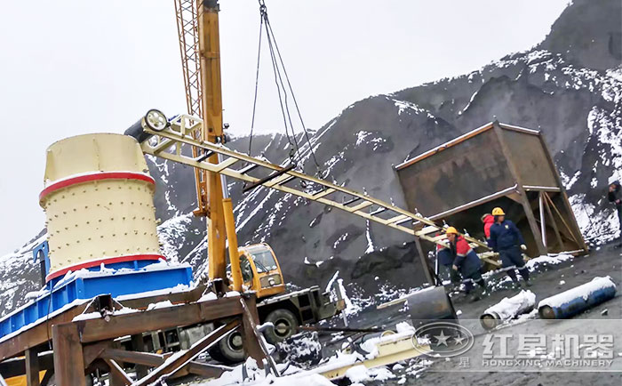 復(fù)合式粉碎機加工矸石現(xiàn)場