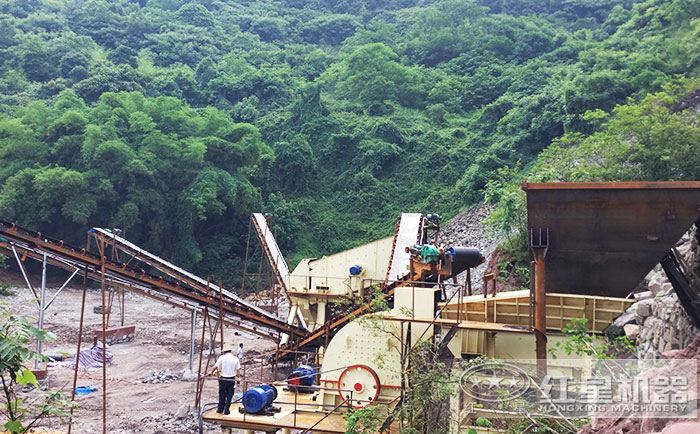 重錘式破碎機生產(chǎn)加工現(xiàn)場