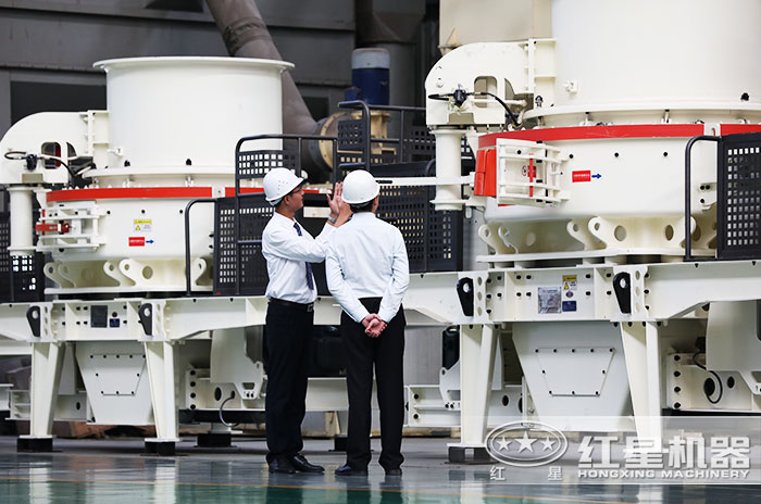 客戶(hù)到紅星機(jī)器廠區(qū)參觀考察HVI制砂機(jī) 客戶(hù)到紅星機(jī)器廠區(qū)參觀考察HVI制砂機(jī)