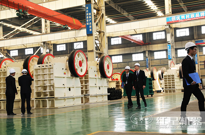 客戶到紅星機器廠區(qū)參觀考察設(shè)備