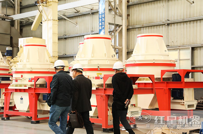 客戶到紅星機器廠區(qū)參觀考察制沙設(shè)備