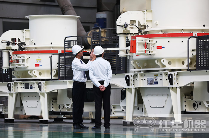 客戶到紅星機器廠區(qū)參觀考察制砂機 客戶到紅星機器廠區(qū)參觀考察制砂機