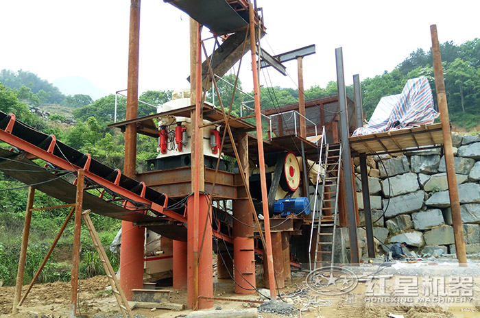 石子破碎加工現(xiàn)場 石子破碎加工現(xiàn)場