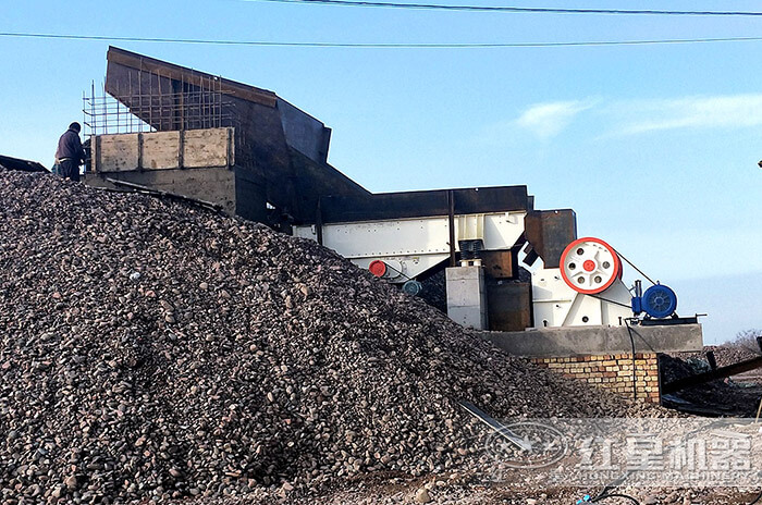 顎式破碎機(jī)作業(yè)現(xiàn)場 顎式破碎機(jī)作業(yè)現(xiàn)場