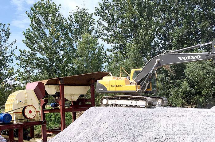 錘式碎石機(jī)作業(yè)現(xiàn)場(chǎng) 錘式碎石機(jī)作業(yè)現(xiàn)場(chǎng)