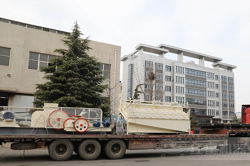 對輥式制砂機(jī)廠區(qū)發(fā)貨 對輥式制砂機(jī)廠區(qū)發(fā)貨