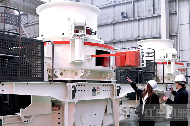 產品經理為客戶講解設備詳情 產品經理為客戶講解設備詳情