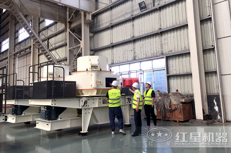 石灰石制砂設(shè)備生產(chǎn)車間，用戶參觀實拍