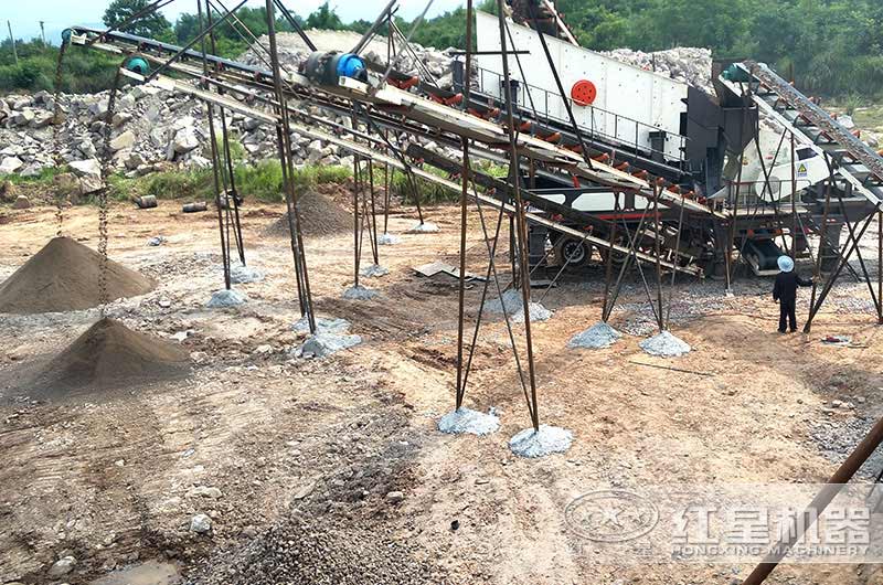 正在工作中的移動式制砂設(shè)備 正在工作中的移動式制砂設(shè)備