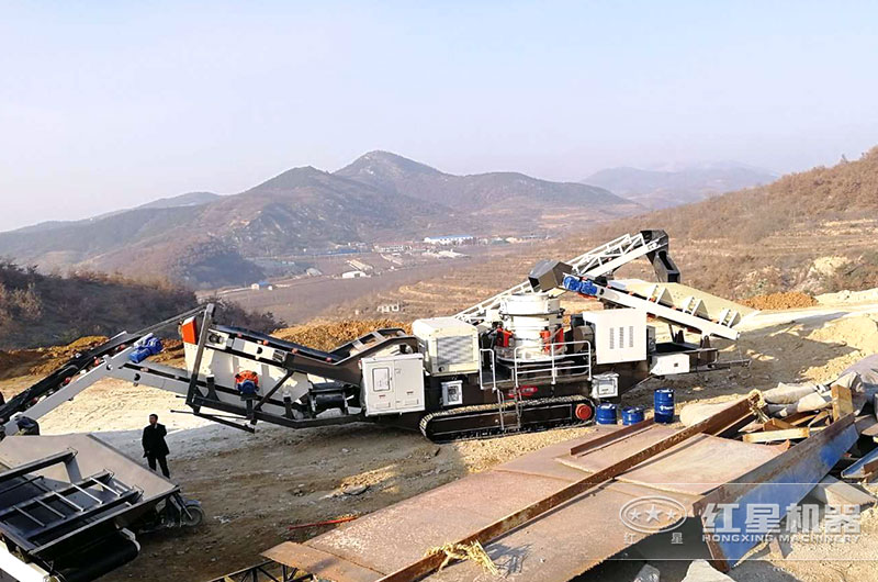 移動(dòng)式圓錐破碎生產(chǎn)現(xiàn)場(chǎng)