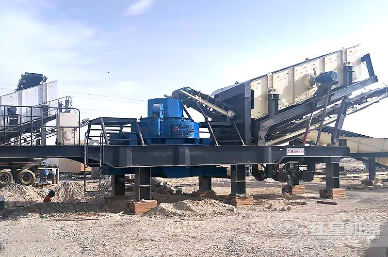 多機(jī)組并聯(lián)合作頁(yè)的移動(dòng)制砂現(xiàn)場(chǎng) 多機(jī)組并聯(lián)合作頁(yè)的移動(dòng)制砂現(xiàn)場(chǎng)