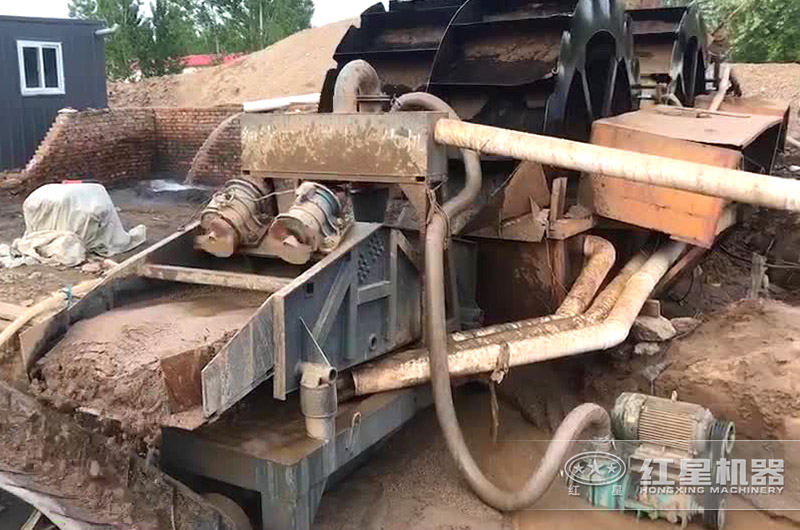 輪斗式洗沙機工作現(xiàn)場 輪斗式洗沙機工作現(xiàn)場