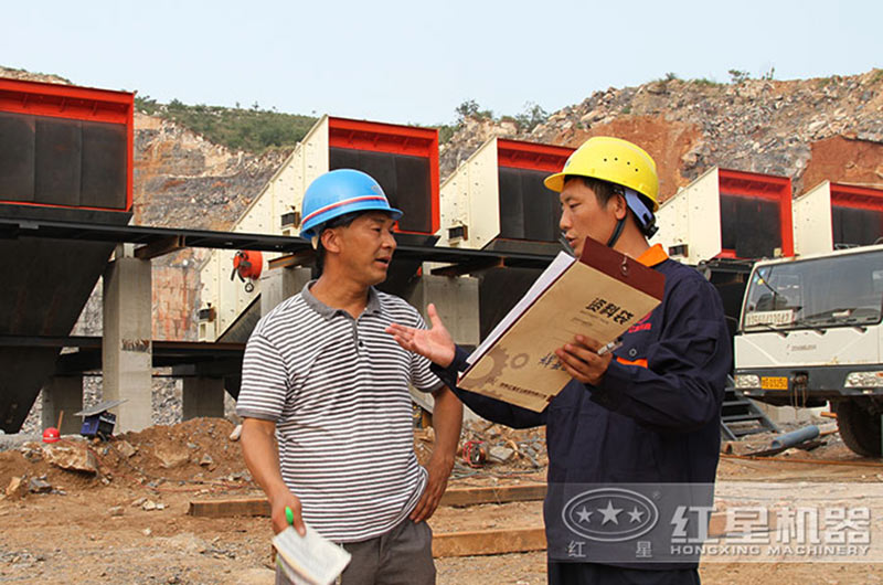 技術(shù)人員為客戶進(jìn)行現(xiàn)場(chǎng)介紹 技術(shù)人員為客戶進(jìn)行現(xiàn)場(chǎng)介紹