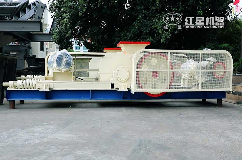 篩分輥式破碎機設(shè)備展示 篩分輥式破碎機設(shè)備展示