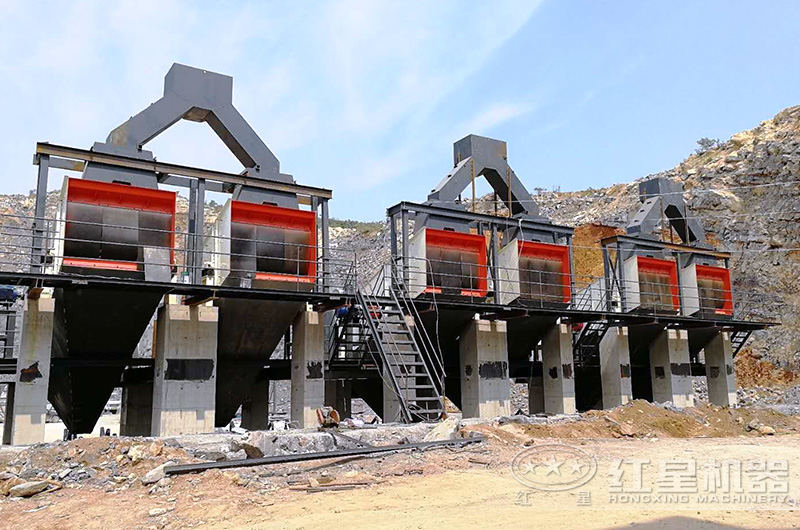 大型砂石廠篩分機安裝現(xiàn)場 大型砂石廠篩分機安裝現(xiàn)場