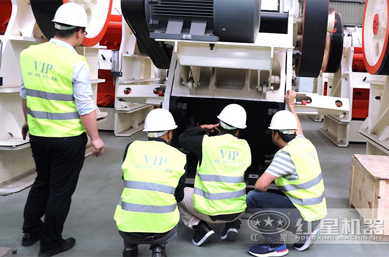 工作人員正在為客戶講解顎破結(jié)構(gòu)及功能 工作人員正在為客戶講解顎破結(jié)構(gòu)及功能