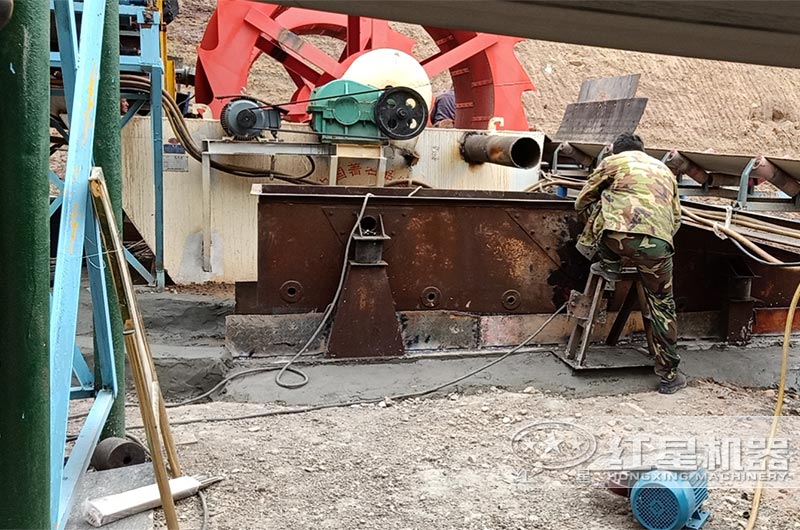 中小型洗砂機(jī)安裝現(xiàn)場 中小型洗砂機(jī)安裝現(xiàn)場